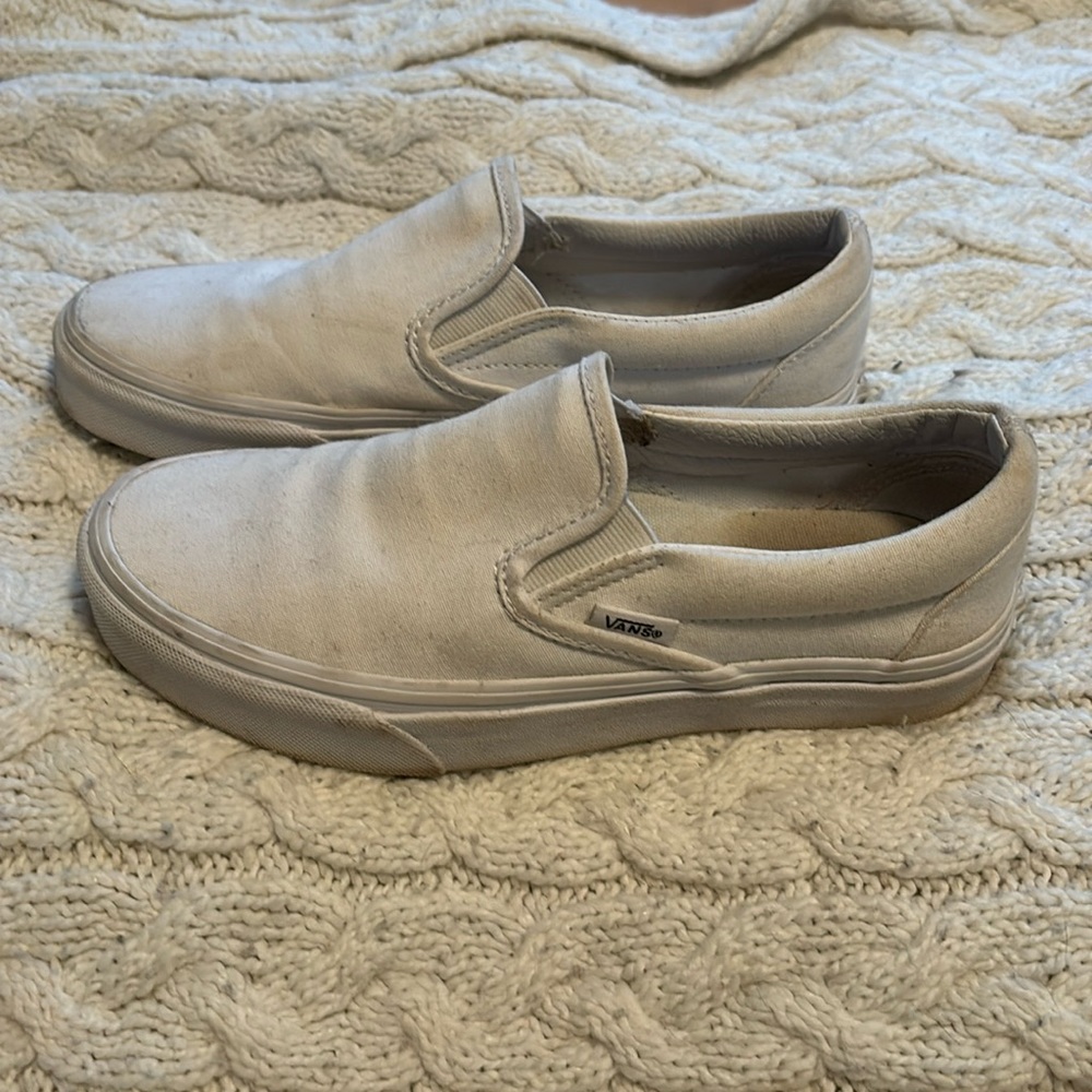 White vans slip on